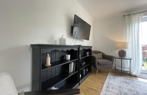 Ashford House | Workforce Friendly 3BR House in Ashford with Free Parking and WiFi by Mesh Accommodation