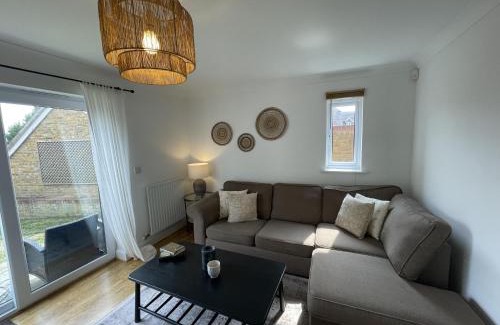 Ashford House | Workforce Friendly 3BR House in Ashford with Free Parking and WiFi by Mesh Accommodation