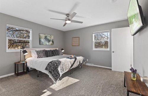 Jeffersonville - Clarksville House | Workfriendly home with ping pong & outdoor grill