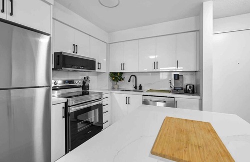 Downtown Mississauga Apartment | Workspace Haven, Free Parking, Steps to Fun!