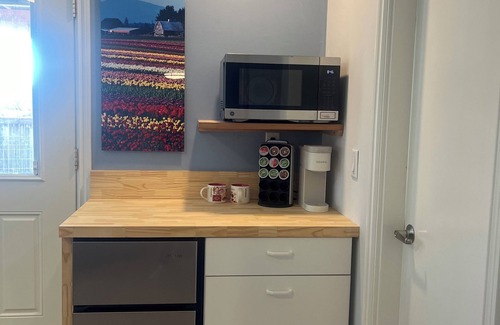 East Lake Hills House | Workspace near Microsoft, Meta, Lumen Field and T-Mobile Park