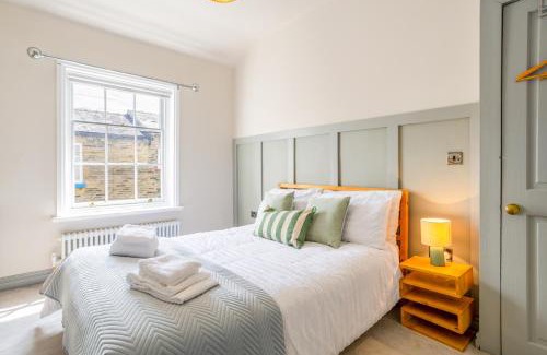 Saltaire Village House | World Heritage Saltaire Stylish Cottage