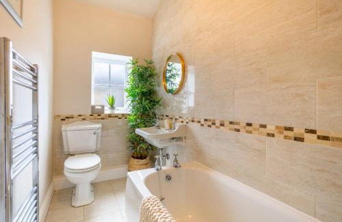 Saltaire Village House | World Heritage Saltaire Stylish Cottage
