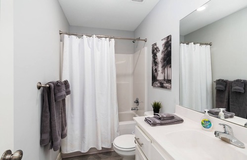 Claycomo House | Worlds of Fun Retreat: 4BR Home K n Q BD Sleeps 10