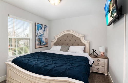 Claycomo House | Worlds of Fun Retreat: 4BR Home K n Q BD Sleeps 10