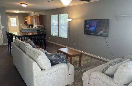 Stephenville House | Would you love to grill out at the Burger and Frey St House?