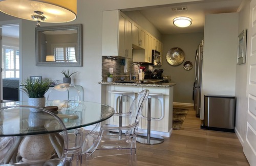 Palm Springs Condo | WOW! BEAUTIFUL 2 BED/2 BATH CONDO WITH MOUNTAIN VIEWS AND WALKABLE TO TOWN!