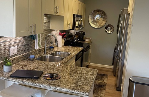 Palm Springs Condo | WOW! BEAUTIFUL 2 BED/2 BATH CONDO WITH MOUNTAIN VIEWS AND WALKABLE TO TOWN!