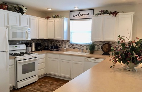 Sabal Chase Villa | WOW.ELEGANT. Courtyard VILLA + Golf CART, Steps to POOL, 3 Min to Sumter SQ