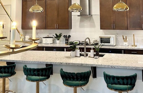 Roseville House | WOW! EPIC & Astonishing : Luxurious New Smart 5 BR Home with 9 Beds
