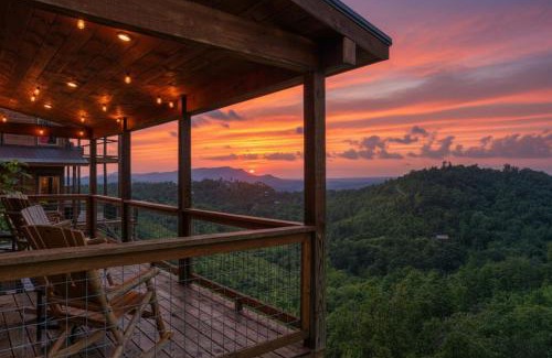 Gatlinburg - Pigeon Forge House | WOW, that View! NEW Luxury Cabin - Hot Tub - Pool Access - Game Room