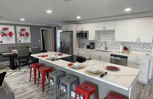 Seminole House | ☀️WOW☀️ UPDATED with HEATED POOL & HOT TUB HOME 5 MIN TO BEACH 3BD 2BA 2 KING BEDS