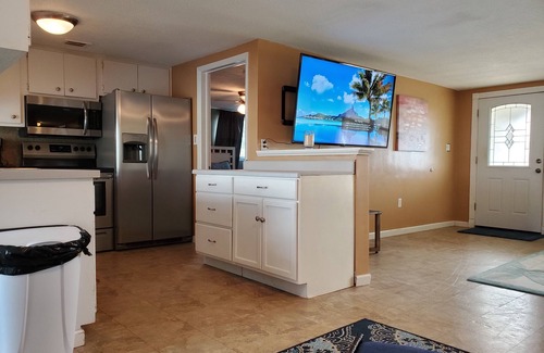 Jasmine Lakes House | WOW Waterfront Heated Pool Home by BEACH Sleeps 12