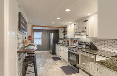 Annville House | Wowza! Hot Tub, Theater Room + Stock Tank Pool 15 Minutes To Hershey Attractions