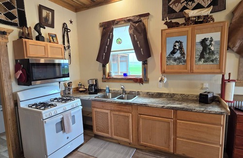 Cody House | Wrangler's Hideout- pet & horse friendly, views of Heart Mountain!