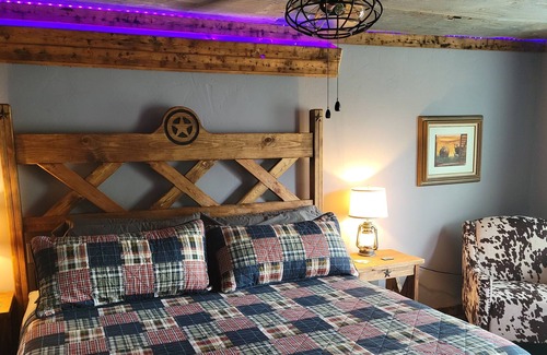 Coleman House | Wrangler Suite At the Feed Lot Guesthouse