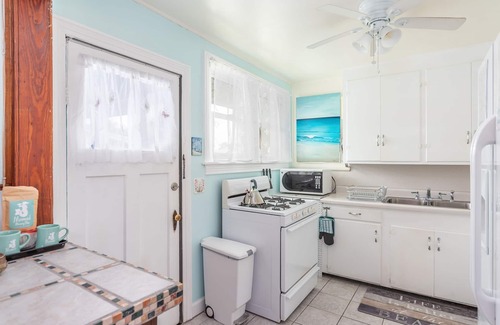 Savannah Beach Cottage | Wrap Around Screened Porch , Pet Friendly and Easy walk to Ocean & Beaches