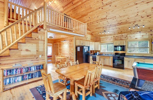 Deadwood Cabin | Wraparound Deck + BBQ: Pet-Friendly Deadwood Cabin