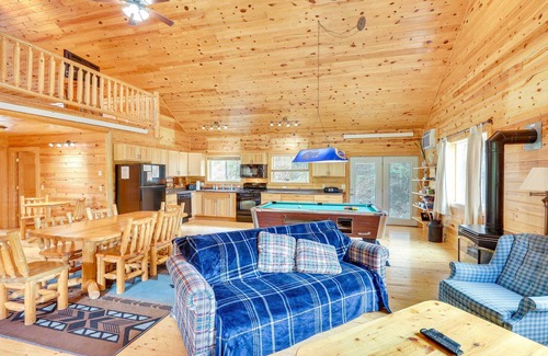 Deadwood Cabin | Wraparound Deck + BBQ: Pet-Friendly Deadwood Cabin