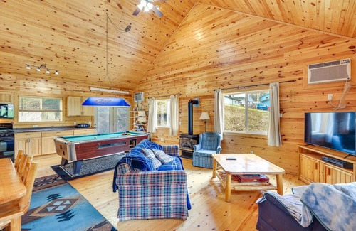 Deadwood Cabin | Wraparound Deck + BBQ: Pet-Friendly Deadwood Cabin
