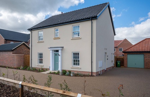 Holt House | Wren Drive - Four Bedroom House, Sleeps 8