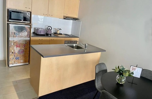 Adelaide Central Business District Apartment | Wrens Nest City Centre Chic. 2min Walk to Restaurants, Shops & Rymill Park