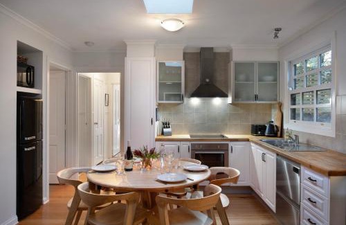 Daylesford House | Wrenwood Cottage- outdoor spa in serene setting
