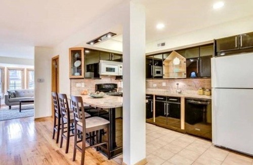 Lakeview House | Wrigley Field/Lakeview -Entire Home- Large Groups!