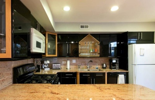 Lakeview House | Wrigley Field/Lakeview -Entire Home- Large Groups!