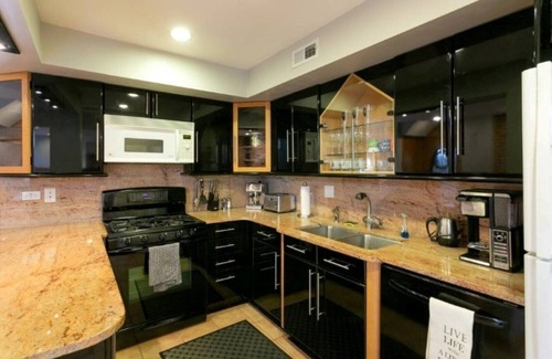 Lakeview House | Wrigley Field/Lakeview -Entire Home- Large Groups!