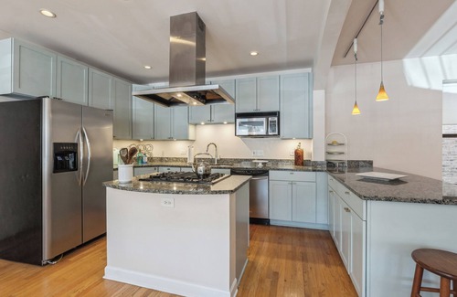 Buena Park Condo | Wrigleyville Home away from Home! 5 mins from downtown! steps from Lake! Cozy!