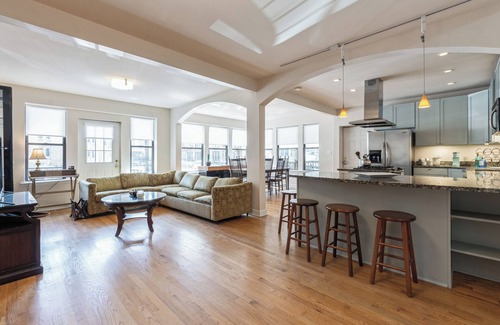 Buena Park Condo | Wrigleyville Home away from Home! 5 mins from downtown! steps from Lake! Cozy!