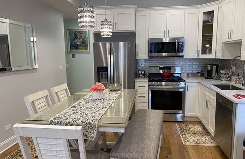 Lakeview House | Wrigleyville Inn