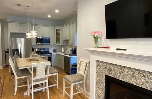 Lakeview House | Wrigleyville Inn