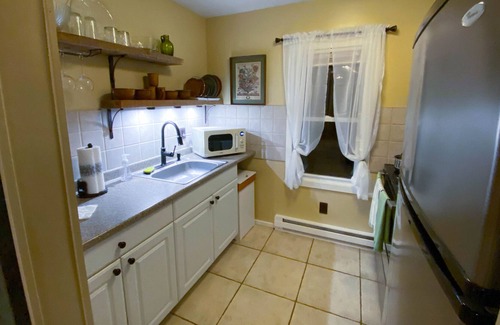Tillson Cottage | Writers Retreat/ Cozy Cottage w/ beautiful fire pit and backyard in Tillson, NY