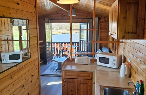 Smallburgh Boat Rental | Wroxham Broads Lodge Houseboat