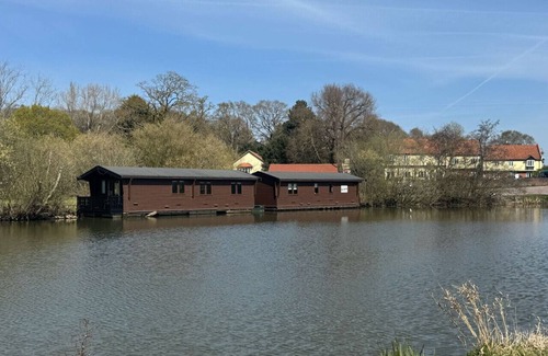 Smallburgh Boat Rental | Wroxham Broads Lodge Houseboat