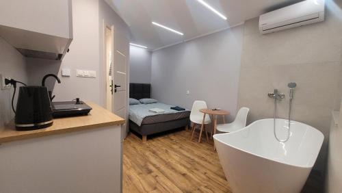 Checiny Apartment | Wrzosowe Wzgórze - Małe Studio z Wanną w Pokoju