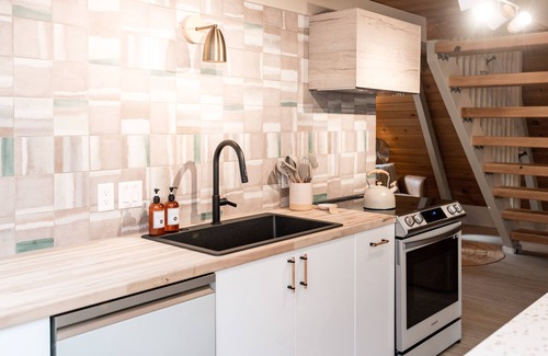 Cle Elum Cabin | WunderDigs | FUNGI-tastic AFrame wModern Comforts