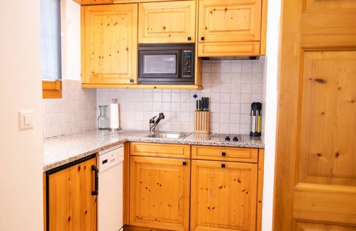 Klosters Platz Apartment | Wunderstay Alpine 3 Chic Studio Central Location