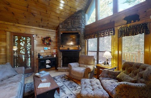 Gatlinburg - Pigeon Forge House | Wuzzy's Flophouse cabin