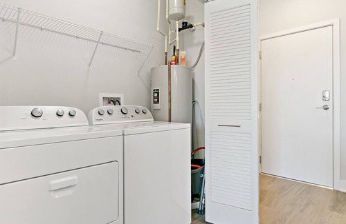 Warrenville Apartment | WV1 Modern Living 1BR Apt w/ In-Unit Laundry