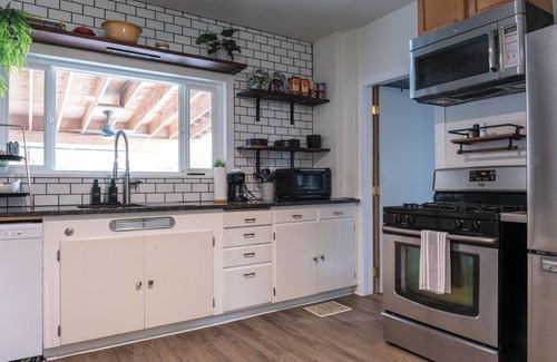 Walla Walla House | WW wine escape—3BR home with AC, patio, full kitchen, grill & cozy charm.