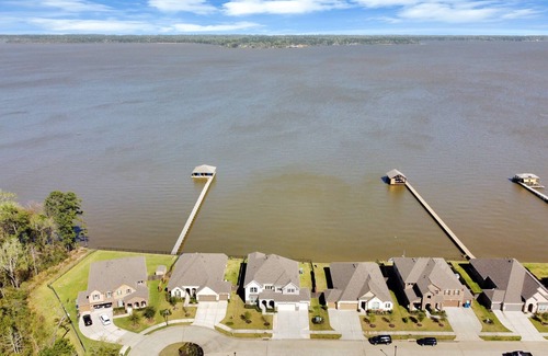 Lake Houston House | WWL Stunning LAKEFRONT 6-bedroom 4.5 bath home 34 minutes from Downtown