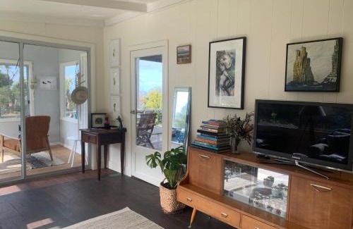 Simpsons Bay House | Wylah Cottage for a Peaceful Bruny Island Escape with Water Views, Fireplace & Wallabies