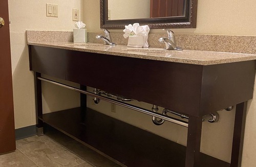 East Paris Hotel | Wyndham Garden Grand Rapids Airport
