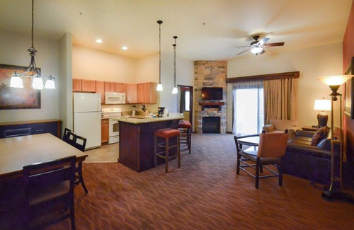 Lake Delton Resort | Wyndham Glacier Canyon ~ EIGHT WRISTBANDS for WATERPARK ~ 2B DELUXE ~ KITCHEN!