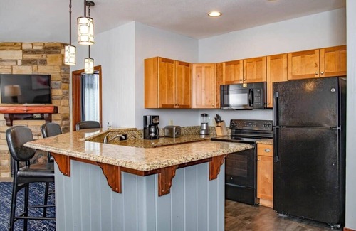 Lake Delton Condo | Wyndham Glacier Canyon |2BR/2BA King Suite w/Balc