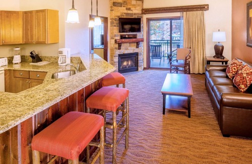 Lake Delton Condo | Wyndham Glacier Canyon Resort and Waterpark