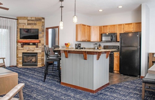 Lake Delton Condo | Wyndham Glacier Canyon Resort and Waterpark